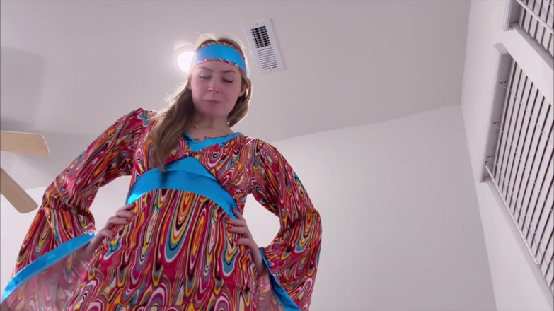 Kink in Time: London Evans Groovy 60s Giantess Dominacja 4K-POV Kurczenie Fantasy czeka!