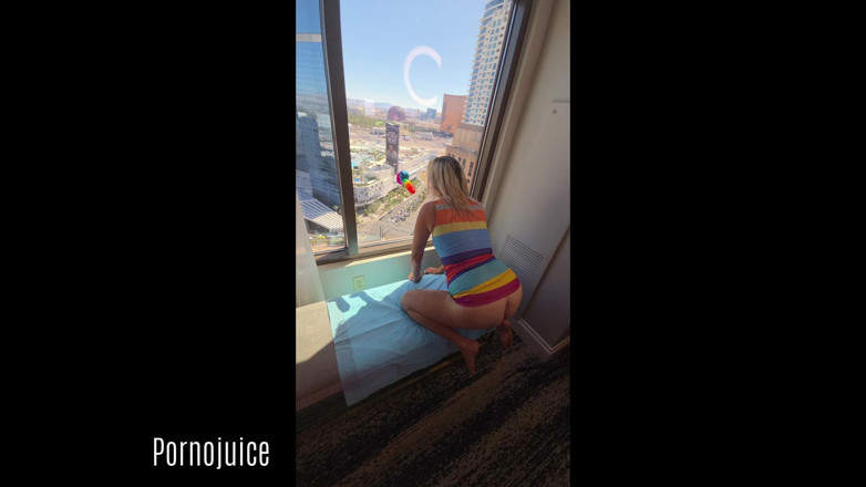 PornoJuice: Duhová blondýnka stříká u okna v hlavní roli s Ivy...
