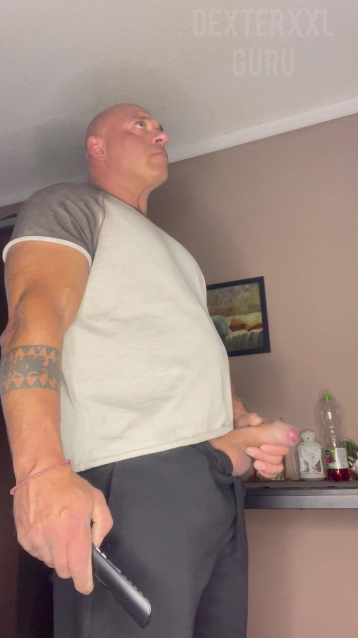 Mr. Guru: Sr. Guru em pé punheta antes de eu sair