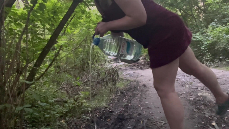 Elena917: Pisse, Schlamm und blankziehen in der nähe der straße