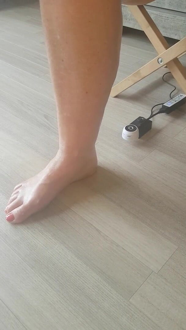 MisS Angel: Playing whit barefeet again.
