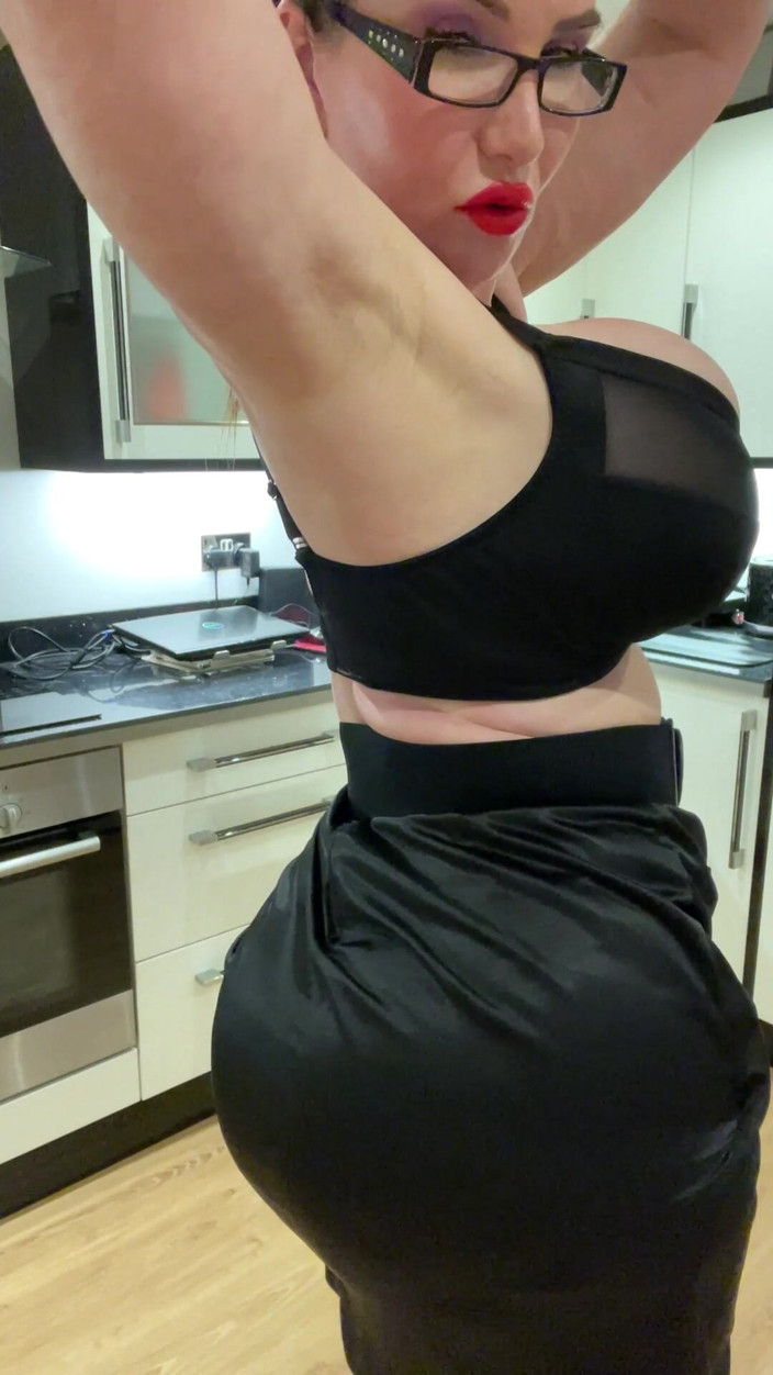 Sophie James: 새틴 비서 소피는 나일론을 괴롭히는 공을 빼냅니다.