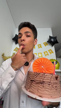 Celebración de cumpleaños con pastel y leche