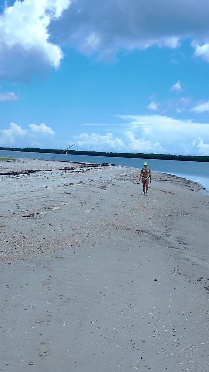 BrandySalazar: Aku lagi asik nyepong dan ngentot kontol instruktur jetskiku di...