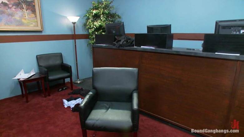 Bound Gang Bangs by Kink: Teller bank rambut cokelat dengan pantat bahenol di-gangbang sama penjahat...