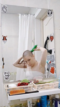 Oholím si plešatou hlavu