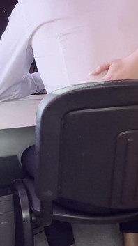 Läraren frestar sin student för sex efter lektionen