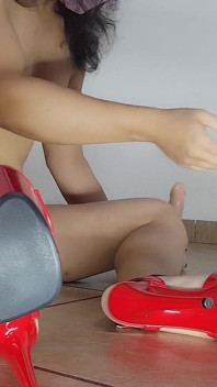 Ik neuk mijn kont met een hiel en kom klaar zonder handen (slow-motion herhaling)