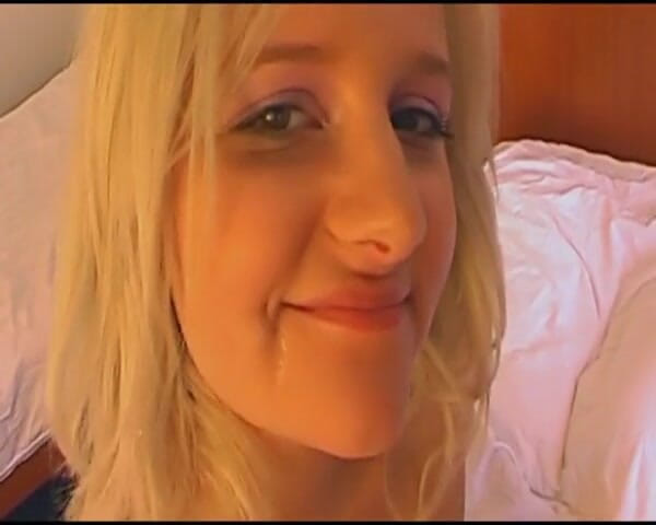 Deutsche Madchen: Nettes blondes deutsches teen reitet schwanz im schlafzimmer