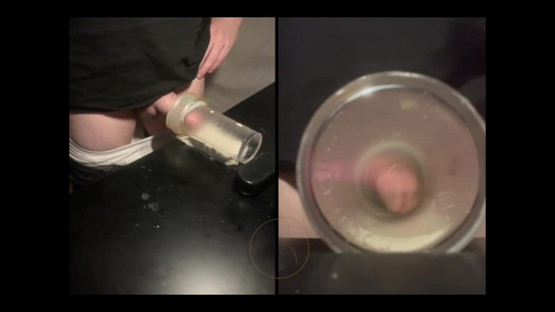 AmateurBoysPissing: Pissen in Einem Fleshlight Mit Hilfe Eines Freundes, POV