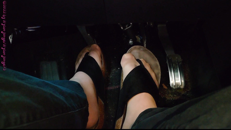 Carmen_Nylonjunge: Pedal Pumping in Slippers ** Nylonfeet **