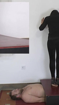 ¡la Dominatrix Dyanna Pisotea Mientras Los Orgasmos De Esclavos! Una Foto En Una Imagen