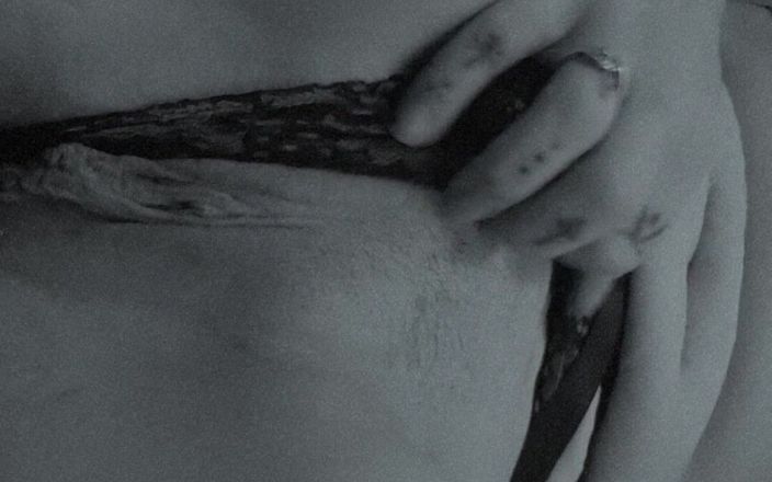 LilMunchkin_66: Une bombasse sexy squirte en lingerie