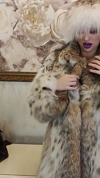 Port o superbă nouă haină de blană Lynx și mă fut cu ejaculare feminină