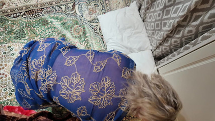 Amateur Homemade Porn: Sevimli ve büyük memeli üvey annemle ev yapımı seks