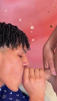 Můj nejlepší kamarád mě objeví, když se koupu, nakonec mu dám divoký sex a skončím v jeho puse!