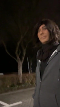 Crossdresser v Různých nylonových obličejových maskách (kufřík)