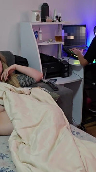 Nadržená blonďatá bbw manželka se nemůže dočkat, až její manžel přestane hrát, a udělá se sama