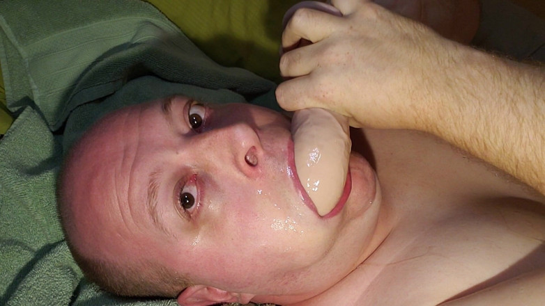 Charlieboy69: Deepthroat 2 enorme dildo