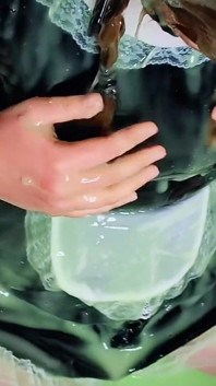 Прикута і кляпом у роті покоївка Gunge