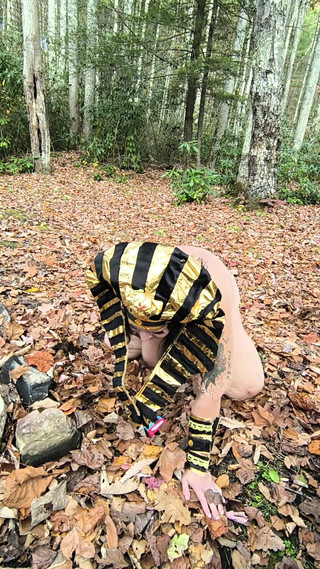 HerculesnVENUS: Apa yang dilakukan pelacur ini di daun-daun itu? Sambil berlutut?