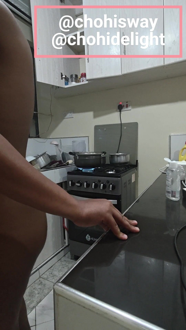 Cho his way: Atrapé a mi compañero de cuarto masturbándose, ¿puedes adivinar lo que...