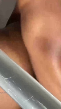 Puttana hardcore con il ragazzo magro e biriccio che si diverte a fidarsi in profondità ed è finito tutto sborrata