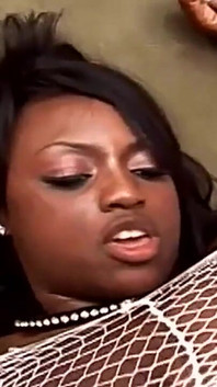 お尻にBBCを熱望する黒ふしだらな女のためのすべての黒のセックス