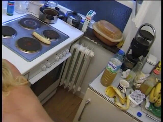 Prego Twats Need It: 妊娠中のブロンドの女性が台所で耕される
