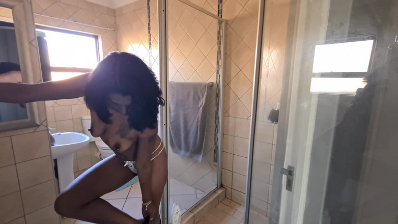 domslutfucker: Индийская шлюха дези принимает сексуальный мыльный душ