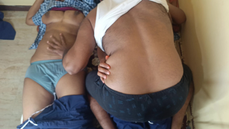 Pushpa studio: Dívka se svým nevlastním otcem