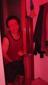 老继父发现他美丽、丰满的继女在自慰，他们最终与她发生性关系。