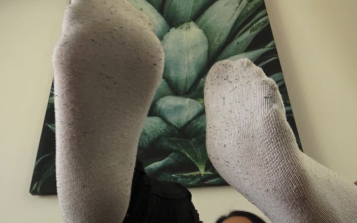 Foot Girls: Нюхай мои вонючие носки, прямо из Sneakerx, ты нюхальщик ног!
