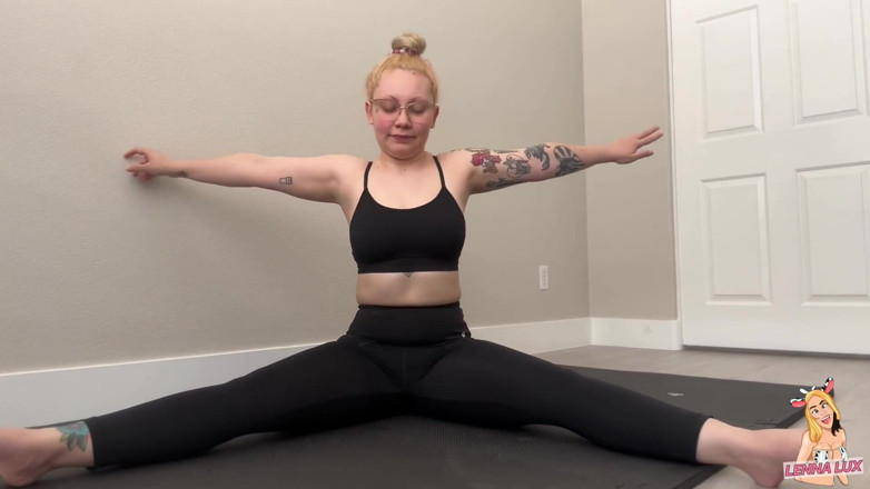 Lenna Lux: Stretching in My Tight Legging