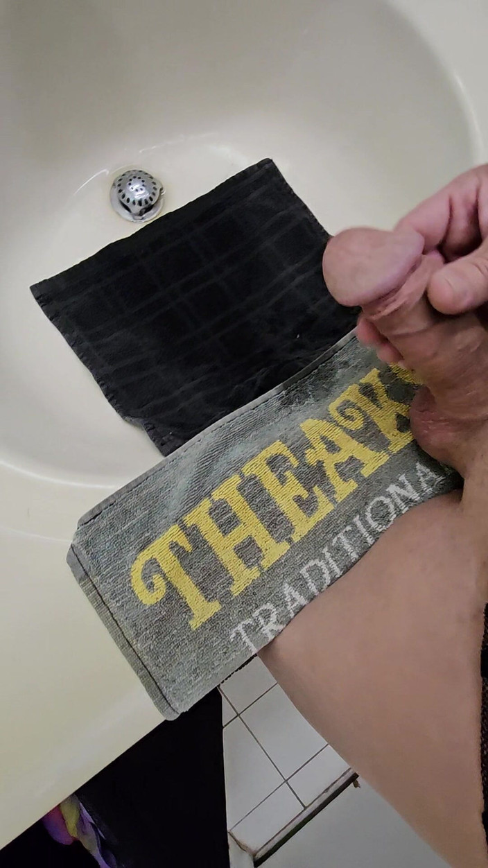 stefanspace96: Éjaculation et pipi dans la salle de bain en me...