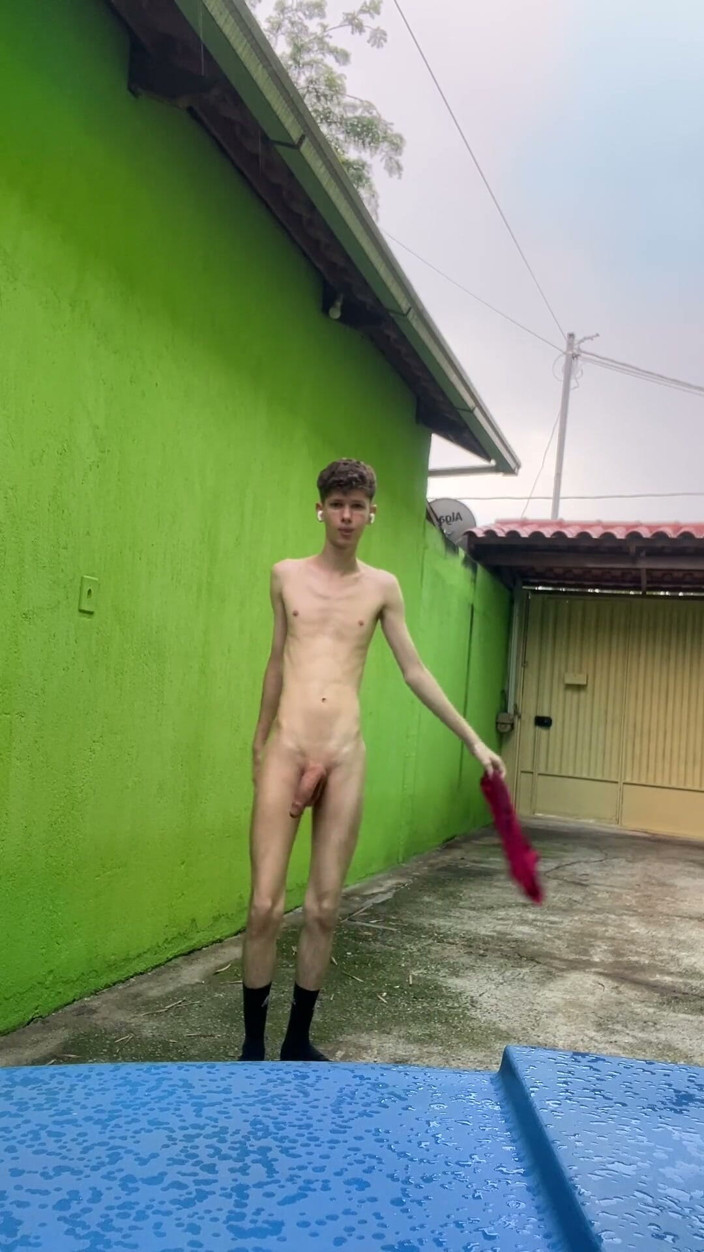 Kedoimath: Twink in the Rain Showing of His Naked and Skinny...