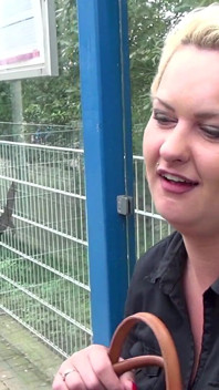 Une grosse blonde sexy se fait draguer et sodomiser dans la nature