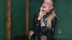 Lady Valeska: La regina del lattice fuma