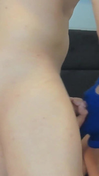 Twink magro chupa o pau enorme do grande colombiano estreito.
