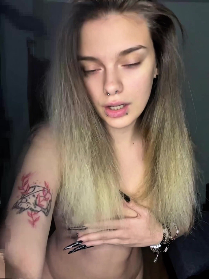 Shy Nymph: 작은 마른 년이 진동기로 노는 것