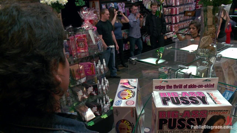 Public Disgrace by Kink: Latinskoamerická kočička s velkým kulatým zadkem je ovládaná a ošukaná...