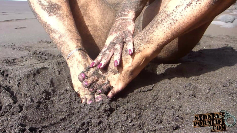 Sydneys porn life: Dirty feet, soles & ass fetish on nudist beach!
