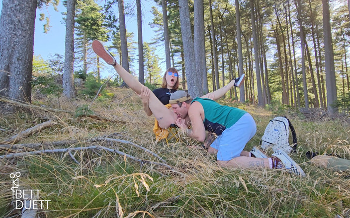 BettDuett: Dziewczyna lizał i pieprzył na zewnątrz !!