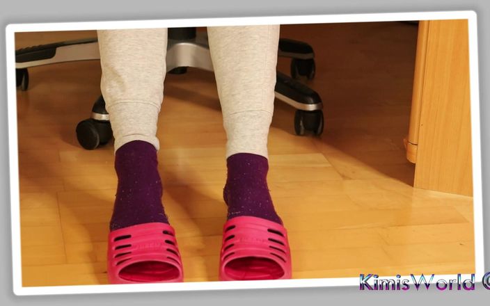 KimisWorld: Calzini sporchi e ciabatte provocanti - aspetto allenamento indossato