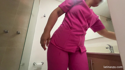 Latinaspy: Mucama con enorme culo limpia apto y luego masturba a...