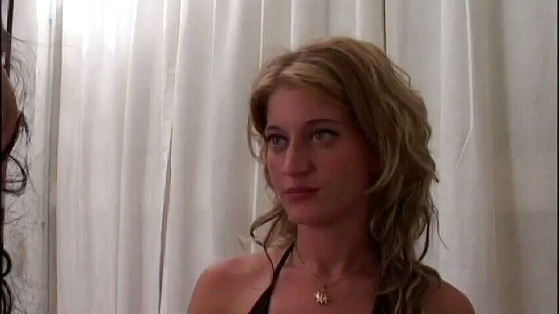 Shemale World: Threesome yang luar biasa dengan waria imut dan gadis pirang...