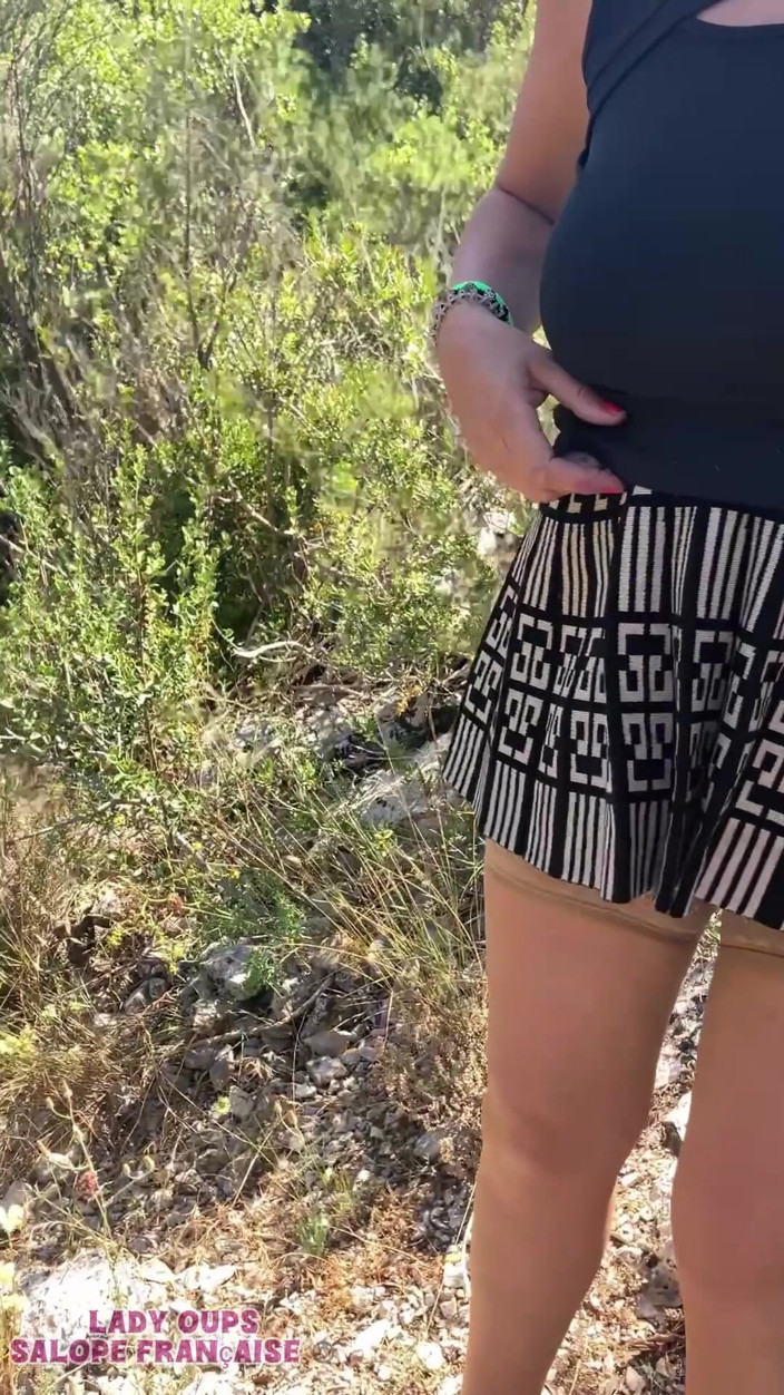 Lady Oups: Výstava v mini sukni Bas sexy anální plug na cestě