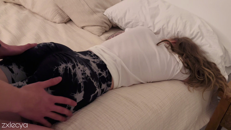 Zxlecya: 私のガールフレンドの友人のためのマッサージ！満腹の