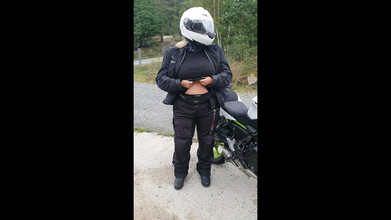 Malla: MILF berkelip tetek di luar rumah dan memberikan suami handjob