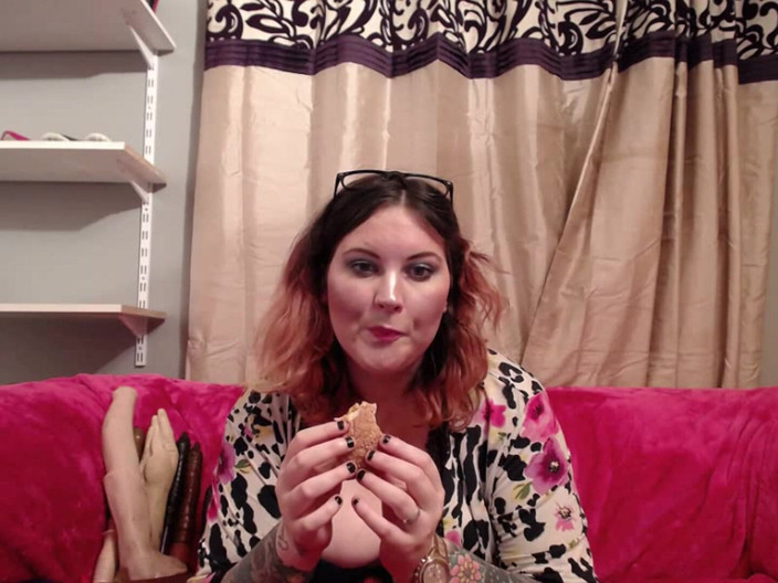 MissFFW: Domnișoara Ffw Mănâncă un burger între clipuri